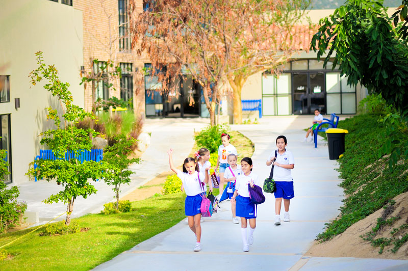 NIños de primaria caminando fuera de la escuela
